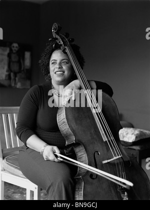 Mixed Race woman playing cello Banque D'Images