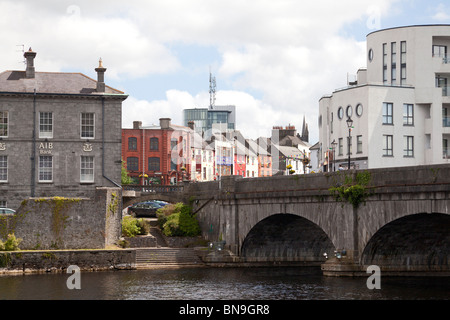 Centre-ville avec pont sur la rivière Shannon, Athlone, Co. Westmeath, Irlande Banque D'Images