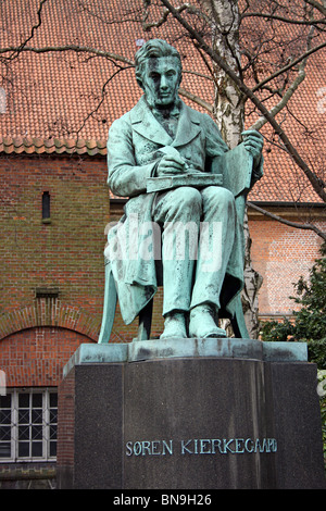 Assis statue de Søren Kierkegaard dans le jardin de l'ancienne Bibliothèque royale de Copenhague. Banque D'Images