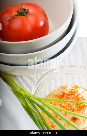 Frais sain de l'hoummos avec tomate et ciboulette plat typique moyen orient Banque D'Images