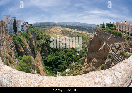 Vue depuis le Puente Nuevo, nouveau pont, Ronda, Province de Malaga, Andalousie, espagne. Banque D'Images