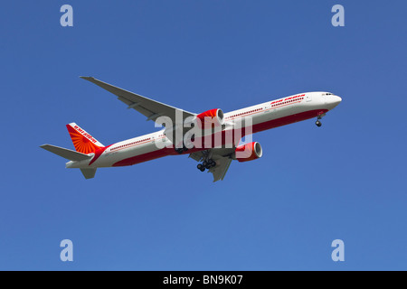 Un Boeing B777 de la compagnie indienne Air India en approche finale Banque D'Images