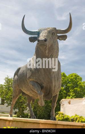 Statue de bronze à l'extérieur de l'Arène de Bull - Real Maestranza de Ronda, province de l'ouest de Malaga, Andalousie, Espagne Banque D'Images