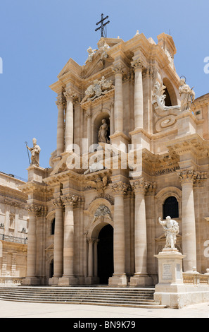 Façade du Duomo (cathédrale), de la Piazza del Duomo, Ortigia, Syracuse (Syracuse), Sicile, Italie Banque D'Images