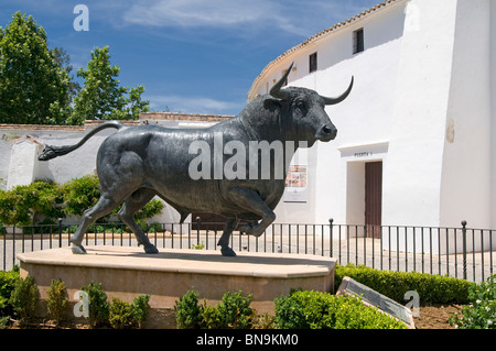 Statue de bronze à l'extérieur de l'Arène de Bull - Real Maestranza de Ronda, province de l'ouest de Malaga, Andalousie, Espagne Banque D'Images