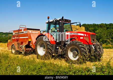 Massey Ferguson 7480 Dyna VT et Motobécane mobylette av 4700 balles de paille - sud-Touraine, France. Banque D'Images