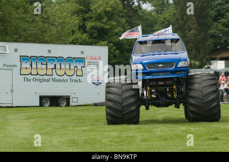 Bigfoot monster truck pickup Ford suv camions pick up voiture écraser écraser grande roue roues Voitures junk scrap old big foot show displ Banque D'Images