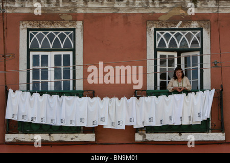 Lave-linge et tomber sur le balcon d'une maison dans le quartier d'Alfama de Lisbonne, Portugal Banque D'Images