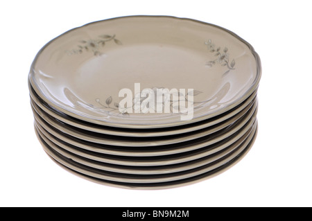 Pile de huit plaques blanches avec un design de fleurs sur eux isolé sur fond blanc Banque D'Images