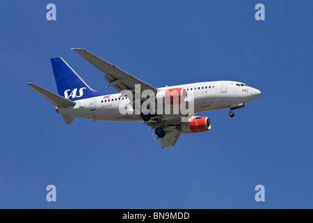 Un Boeing B737 de SAS - Services aériens scandinaves en approche finale Banque D'Images