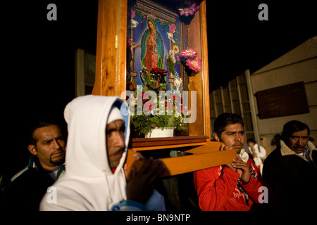 Pèlerins porteurs d'une image de la Notre Dame de Guadalupe dans sa basilique de la ville de Mexico, Mexique, le dimanche, 8 décembre 2007. Banque D'Images