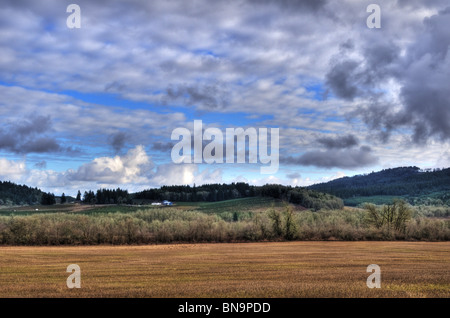 Pays Paysage rural Domaine avec des montagnes et de l'espace de copie sur nuageux ciel vide. Banque D'Images