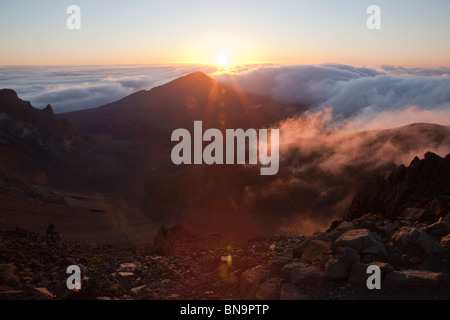 Lever du soleil sur le Cratère de Haleakala, Maui, Hawaii Banque D'Images