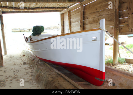Formentera bateau traditionnel échoués sur rails en bois Banque D'Images