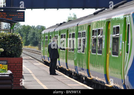 Appuyer sur le bouton passager pour ouvrir les portes du train Banque D'Images