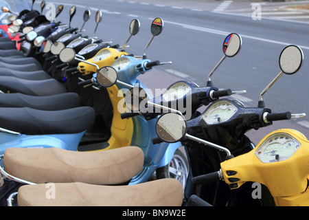 Motos scooter en ligne de magasin a louer Banque D'Images