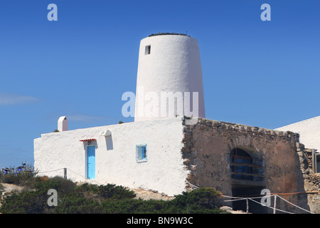 Ancien moulin à sel blanc Formentera Illetes Îles Baléares Banque D'Images