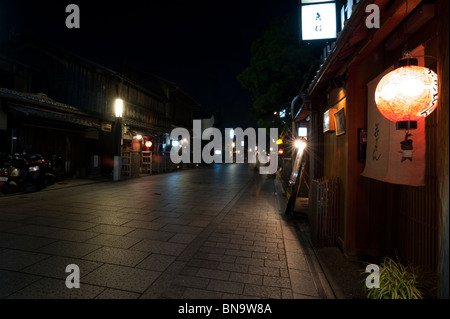 Les rues de Gion, Kyoto geisha les plus connus du trimestre, après la tombée de la nuit un soir d'été. Banque D'Images