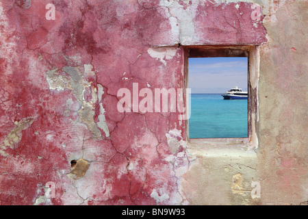 Grunge mur fenêtre bois rouge rose turquoise tropical sea view Banque D'Images