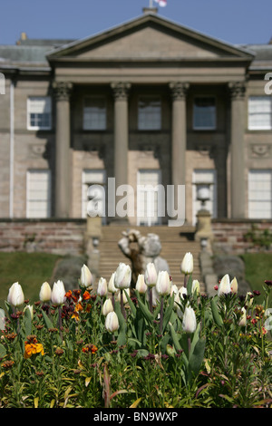 Succession de Tatton Park, Angleterre. Vue de printemps tulipes au jardin Italien conçu Joseph Paxton. Banque D'Images