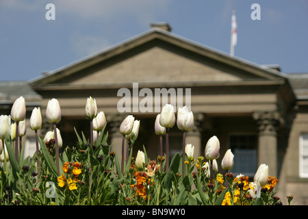 Succession de Tatton Park, Angleterre. Vue de printemps tulipes au jardin Italien conçu Joseph Paxton. Banque D'Images