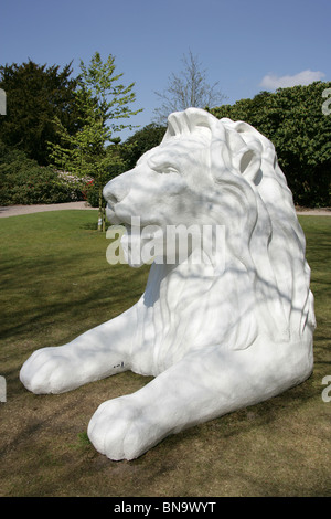 Succession de Tatton Park, Angleterre. Partie de Tatton Park art Biennale célébration est le lion blanc de la kératine Convoitant la pièce. Banque D'Images