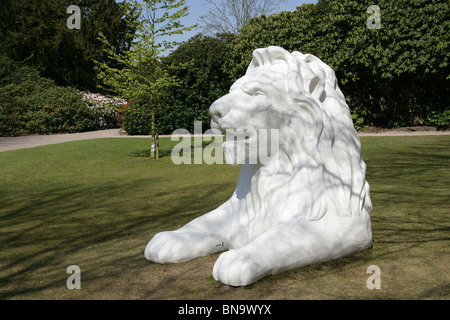 Succession de Tatton Park, Angleterre. Partie de Tatton Park art Biennale célébration est le lion blanc de la kératine Convoitant la pièce. Banque D'Images