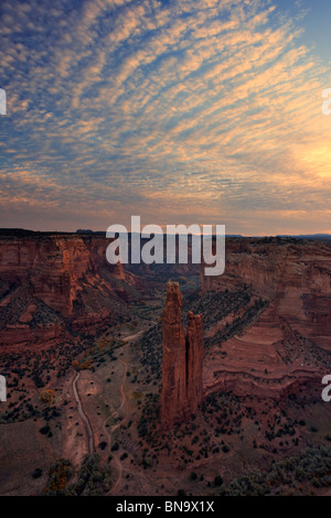 Le lever du soleil sur le Spider rock en Canyon de Chelly, Arizona. Banque D'Images