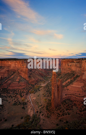 Coucher de soleil sur l'Araignée rock en Canyon de Chelly, Arizona. Banque D'Images