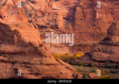 Donnent sur Vue de Canyon de Chelly, Arizona. Banque D'Images