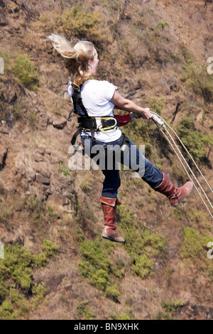 Femme saute à l'élastique au pont de Victoria Falls, Zimbabwe Banque D'Images