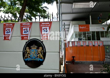 Thaïlande, Bangkok, 9 juillet 2010 Ambassade des Pays-Bas habillés dans le Dutch National couleur orange pour la finale de la Coupe du monde. Banque D'Images