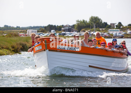 Les touristes en bateau d'observation des phoques, venant de Morston Quay sur la voie d'Blakeney Point, Norfolk, UK Banque D'Images