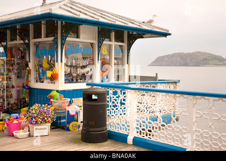 Souvenirs de bord de mer en vente au chalet de la jetée de Llandudno Banque D'Images