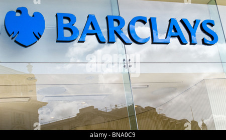 La banque Barclays signe sur l'extérieur d'un bâtiment Banque D'Images