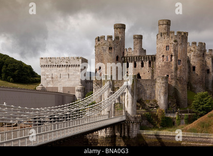 Pays de Galles, Gwynedd, Conway Castle, avec Telford et Stephenson's bridges Banque D'Images