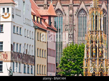 Schoner Brunnen fontaine avec shop church. Vu de la Hauptmarkt dans Nuremberg, Allemagne Banque D'Images