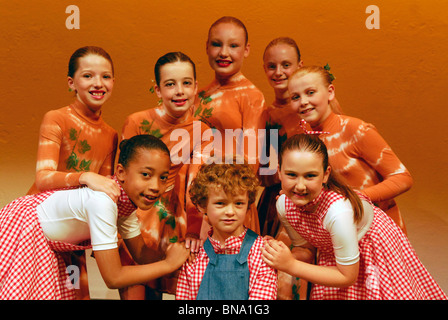 Groupe de jeunes étudiants de Haslemere Performing Arts Group, qui ont pris part à la danse classique. Banque D'Images