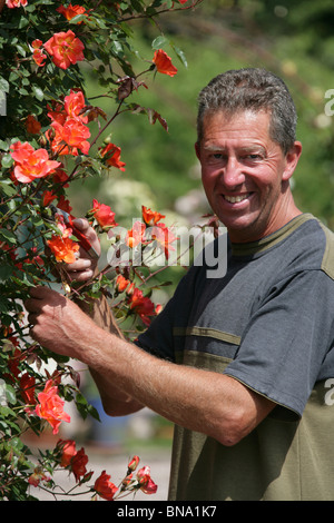 Rode Hall Country House and Gardens. Kelvin Archer, la Rode Hall Gardner, Chef à l'œuvre dans le potager. Banque D'Images