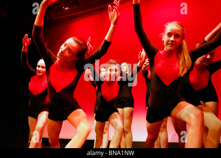 Groupe de jeunes étudiants de Haslemere Performing Arts Group sur scène lors de la fièvre de la danse, de la production, Haslemere Surrey, UK. Banque D'Images