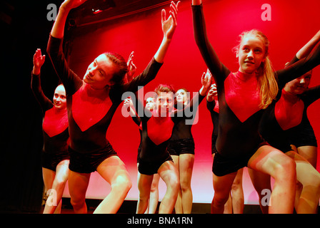 Groupe de jeunes étudiants de haslemere performing arts group sur scène lors de la fièvre de la danse, de la production, haslemere Surrey, UK. Banque D'Images