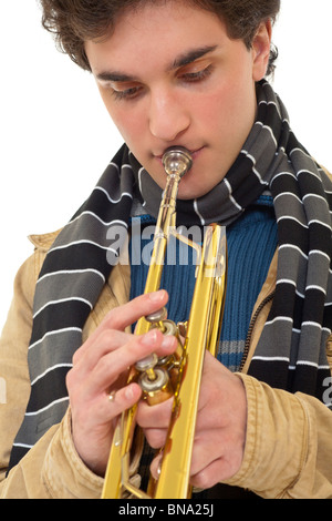 Jeune homme jouant de la trompette. Banque D'Images
