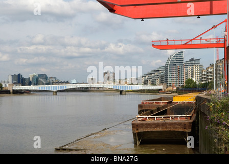 Tamise à Wandsworth. Du pont de Wandsworth. Portiques et barges pour le Conseil de Wandsworth refuser et centre de recyclage. Banque D'Images