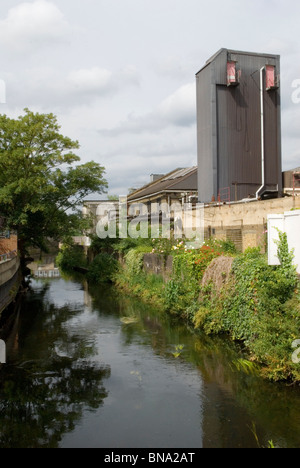 River Wandle Wandsworth South London. Site de la brasserie Youngs. Affluent de la Tamise. SW18 ROYAUME-UNI. Angleterre 2010, années 2020 HOMER SYKES Banque D'Images