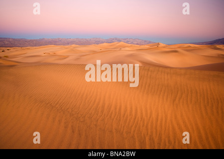 Lever du soleil sur les dunes de sable plat Mesquite,Death Valley National Park Banque D'Images