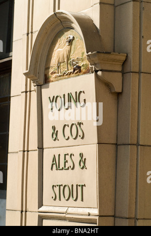 Young's Young Brewery carreaux de céramique sur le mur extérieur de la maison publique Brewery Tap Wandsworth High Street. Sud-Ouest de Londres Royaume-Uni années 2010, 2010 HOMER SYKES Banque D'Images