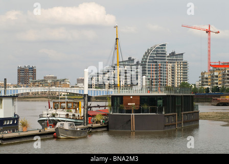 Tamise à Wandsworth SW18 et traditionnelles péniches nouvelle. Le développement de la rivière. Distance du pont de Wandsworth. Banque D'Images