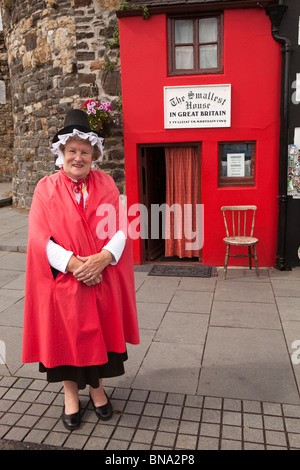 Pays de Galles, Gwynedd, Conway, femme en costume gallois à l'extérieur de la Grande-Bretagne est plus petite maison Banque D'Images