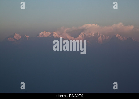 Vue panoramique du massif du mont Kanchenjunga matin comme vu de la colline de tigre à Darjeeling, West Bengal, India. Banque D'Images