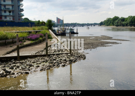 La rivière Wandle coule (à gauche) dans la Tamise. Wandsworth South London. Riverside Quarter nouveau développement Royaume-Uni Angleterre années 2010 2010 HOMER SYKES Banque D'Images